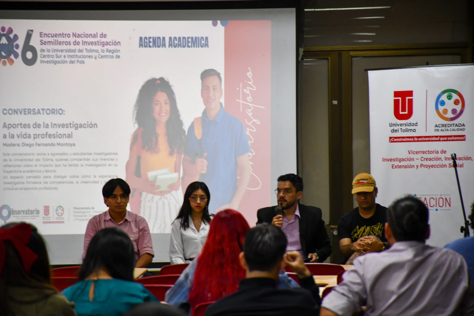 Conversatorio durante un encuentro nacional de semilleros de investigación