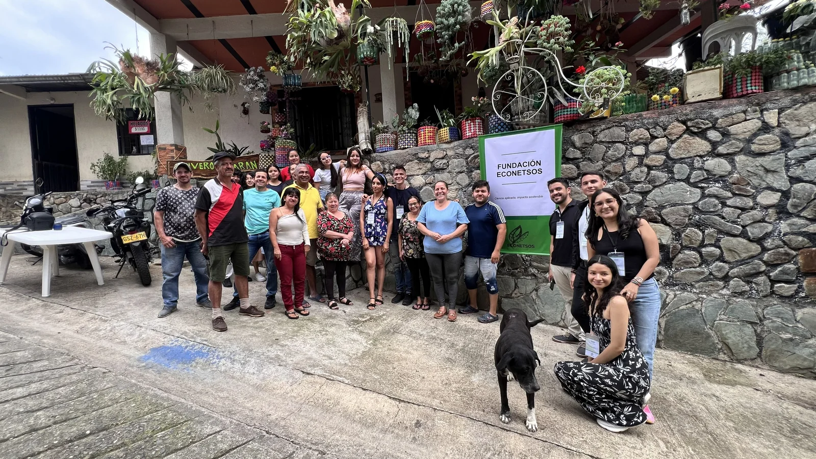 Equipo de Econetsos reunido con participantes de una actividad comunitaria