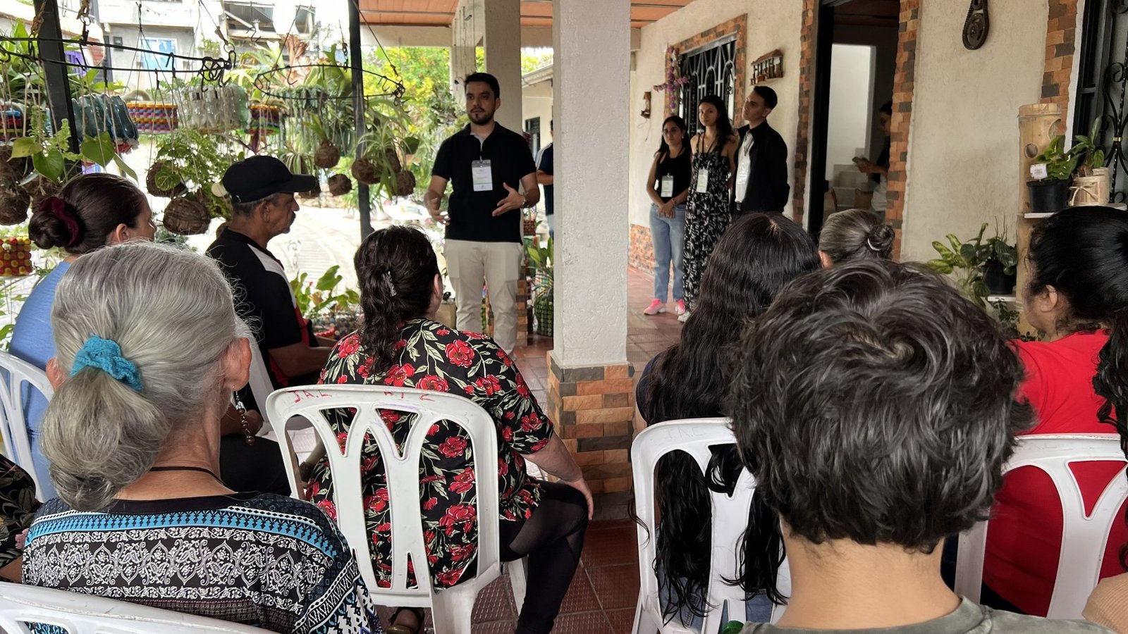 Equipo de Fundación Econetsos trabajando en brigada de campo